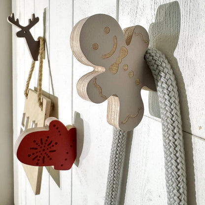 Festive wooden wall hooks in gingerbread man, mitten, and reindeer shapes. Scandinavian-style Christmas décor for nurseries and kids’ spaces. The perfect eco-friendly holiday or baby gift for design-loving parents.